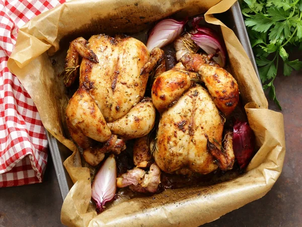 Baharat ve otlar şenlikli bir akşam yemeği için pişmiş tavuk