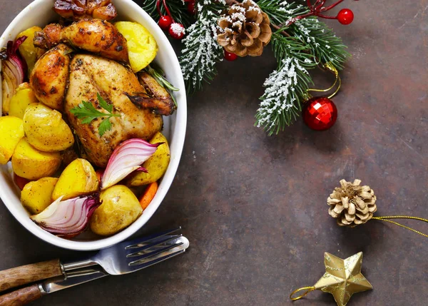 Gebackenes Hühnchen mit Gewürzen und Kräutern für ein festliches Abendessen — Stockfoto