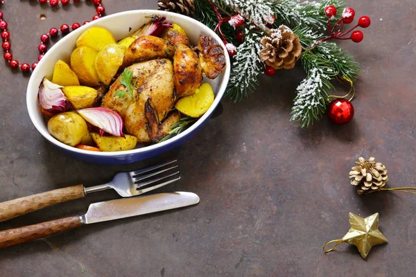 Gebackenes Hühnchen mit Gewürzen und Kräutern für ein festliches Abendessen — Stockfoto