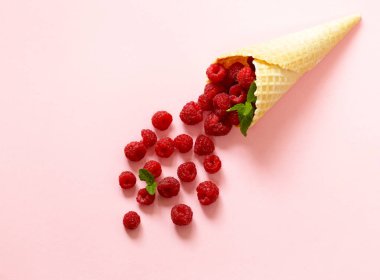 olgun organik ahududu berry ile nane yaprakları