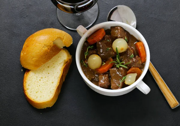 Beef stew in red wine with vegetables and herbs — Stock Photo, Image