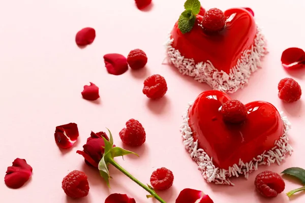 Herzkuchen mit Himbeeren zum Valentinstag — Stockfoto