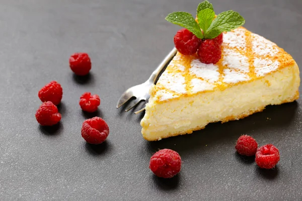 Кусочек чизкейка со свежей малиной на десерт — стоковое фото