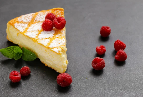 Cheesecake tatlı taze ahududu ile parçası — Stok fotoğraf