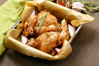 otlar ve baharatlar ile taze çiğ tavuk