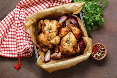 Baharat ve otlar şenlikli bir akşam yemeği için pişmiş tavuk