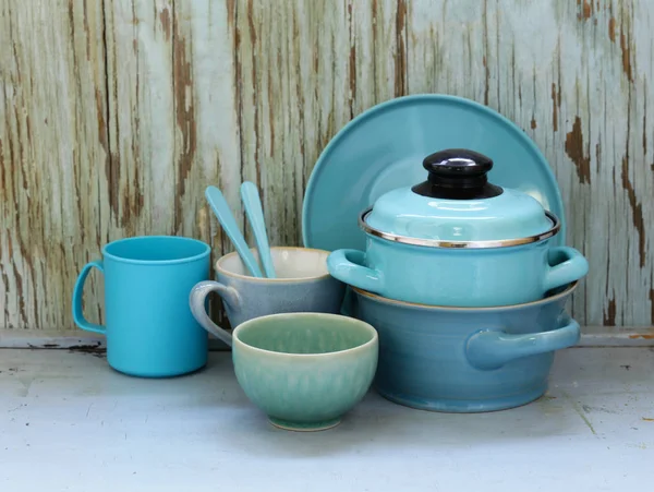 台所用品、木製の背景、素朴なスタイルの鍋料理 — ストック写真