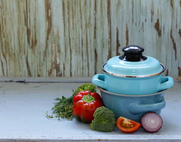 Utensílios de cozinha, panelas de cozinha em um fundo de madeira, estilo rústico — Fotografia de Stock