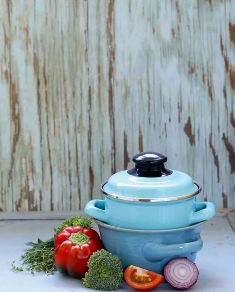 台所用品、木製の背景、素朴なスタイルの鍋料理 — ストック写真