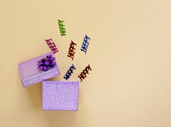 Caixa de presente lilás em um fundo bege — Fotografia de Stock