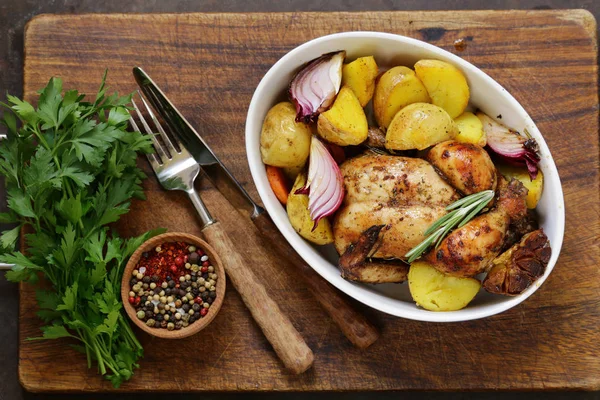 Baharat ve otlar şenlikli bir akşam yemeği için pişmiş tavuk — Stok fotoğraf