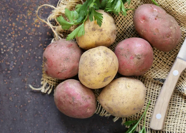 Organic potatoes on the table, rustic style — Stock Photo, Image