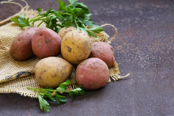 Batatas orgânicas na mesa, estilo rústico — Fotografia de Stock