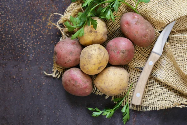 Organic potatoes on the table, rustic style — Stock Photo, Image