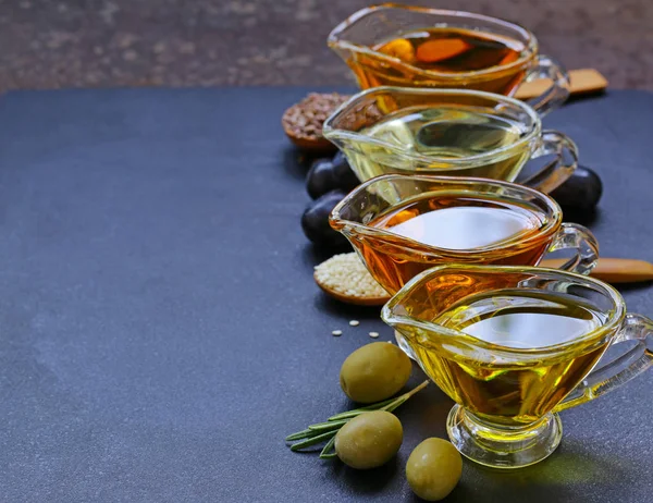 Olika typer av vegetabilisk olja - sesam-, oliv-, linfrö- och druvkärnor — Stockfoto