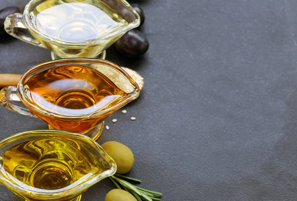 Divers types d'huile végétale sésame, olive, graines de lin et de raisin — Photo