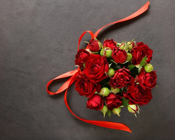 Roses rouges présentes pour les vacances et symbole d'amour — Photo