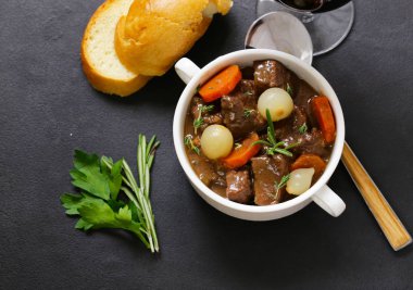 sebze ve otlar ile kırmızı şarap sığır eti güveç