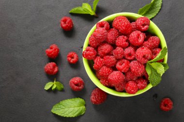 olgun organik ahududu berry ile nane yaprakları