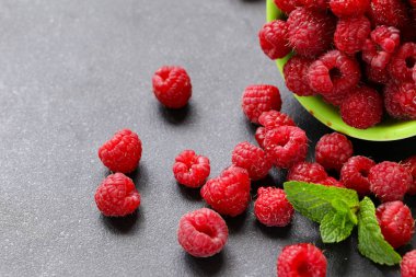 olgun organik ahududu berry ile nane yaprakları