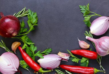 Gıda arka plan - kırmızı soğan, sarımsak, biber, sebze ve otlar