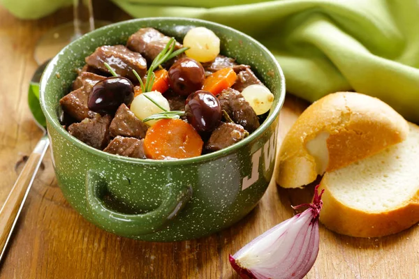 Rindereintopf in Rotwein mit Gemüse und Kräutern — Stockfoto