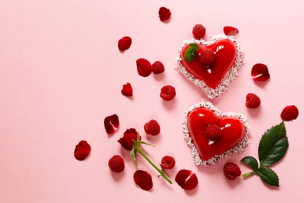 Pastel de corazón con postre de frambuesas para San Valentín —  Fotos de Stock