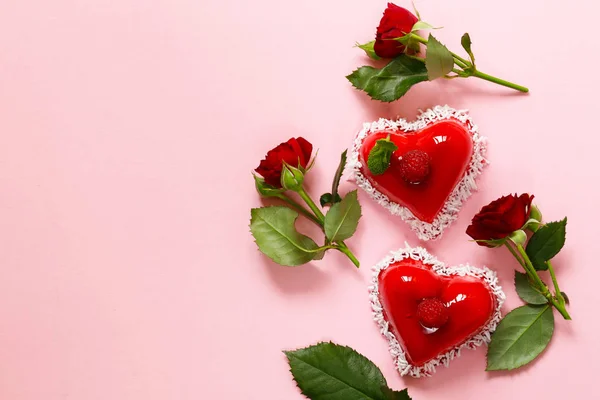 Pastel de corazón con postre de frambuesas para San Valentín —  Fotos de Stock