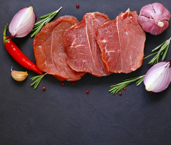 Rått kött, oxfilé på en svart bakgrund — Stockfoto