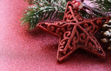 Kırmızı parlak Festival arka plan üzerinde Noel süsleri