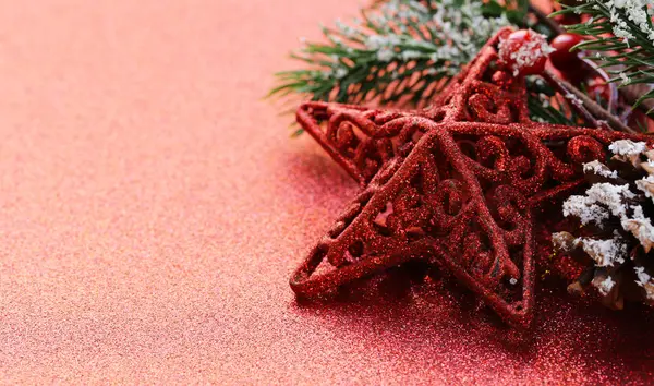 Ozdoby świąteczne na czerwony lśniące tło uroczysty — Zdjęcie stockowe
