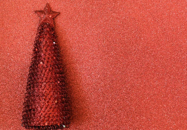 Decoraciones navideñas sobre un fondo rojo brillante festivo —  Fotos de Stock