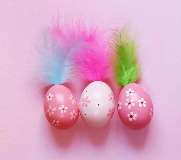 С праздником Пасхи! Красочные яйца, символ весеннего события — стоковое фото