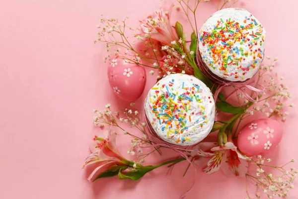С праздником Пасхи! Красочные яйца, символ весеннего события — стоковое фото