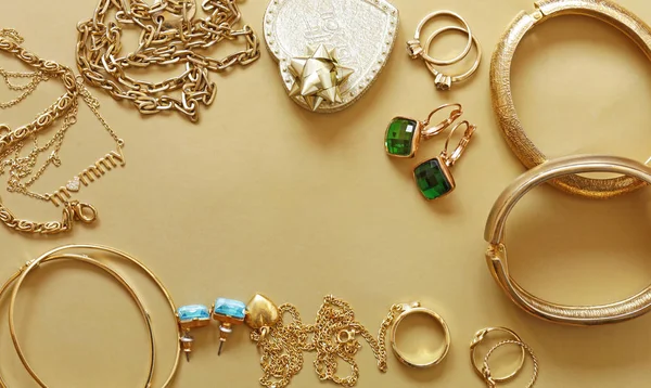 Χρυσά κοσμήματα - μενταγιόν, βραχιόλια, δαχτυλίδια και αλυσίδες — Φωτογραφία Αρχείου
