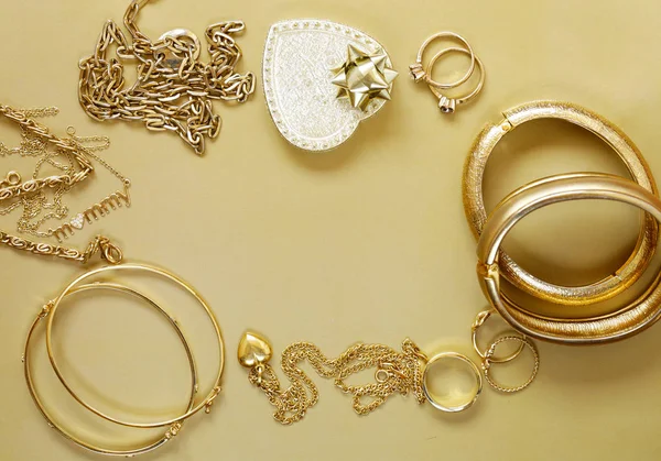 Biżuteria złota - wisiorki, bransolety, pierścienie i łańcuchy — Zdjęcie stockowe