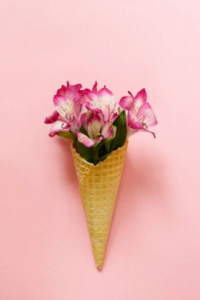 Bukett av rosa blommor i waffle cone — Stockfoto