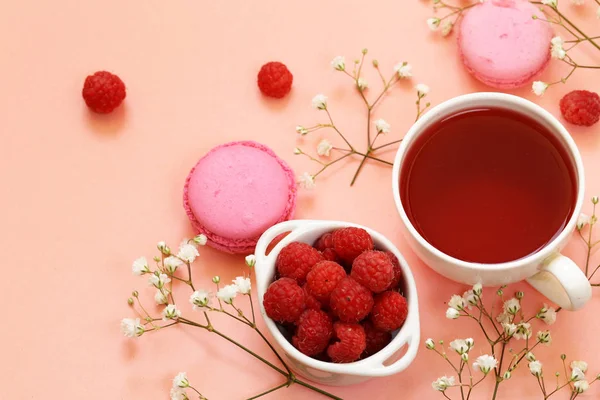 Berry rode thee met frambozen en amandel koekjes — Stockfoto