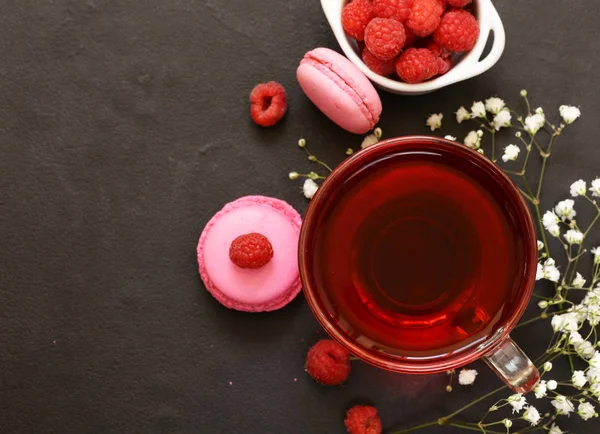 Berry red tea with raspberries and almond cookies — Stock Photo, Image