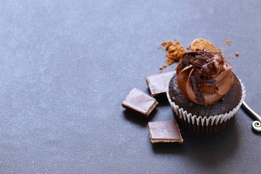 Kakao krema ile çikolata cupcakes
