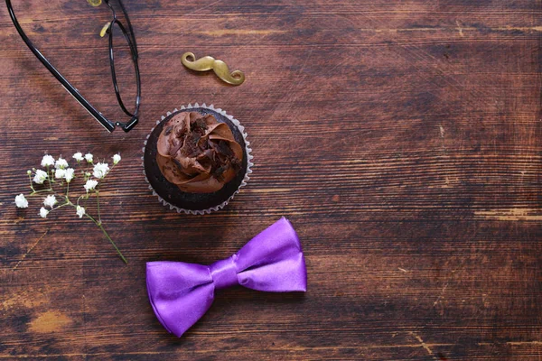 Chocolate cupcakes with cocoa icing treat for Fathers Day — Stock Photo, Image