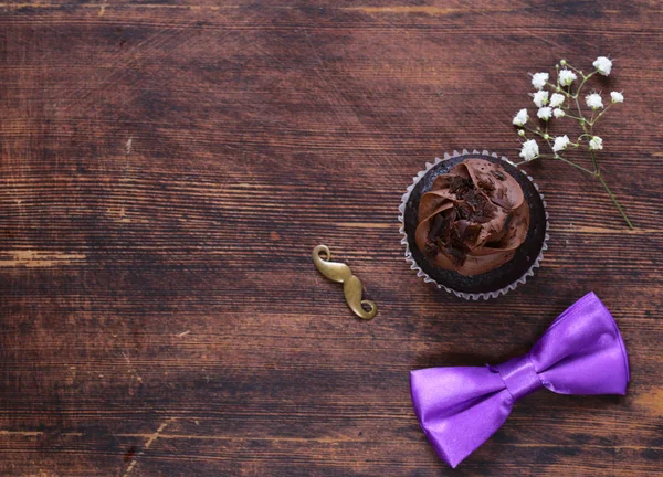 Cupcakes au chocolat avec chocolat aimant régal pour la fête des pères — Photo