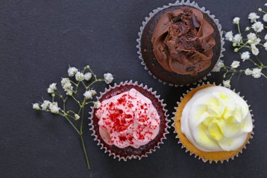 çikolata ve vanilya krem tatlı ile farklı capcakes