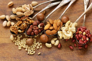 çeşitli kaşık içinde fındık (sedir, kaju fıstığı, fındık, ceviz)