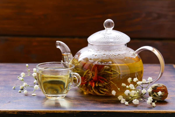 Green tea flower (celestial lily) in a glass teapot — Stock Photo, Image