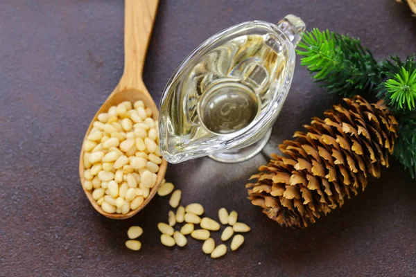 El aceite vegetal ecológico de los piñones a la mesa — Foto de Stock