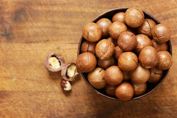 Naturliga macadamia nötter med skal — Stockfoto