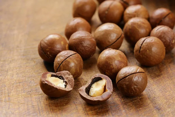 Noci naturali di macadamia in guscio — Foto Stock