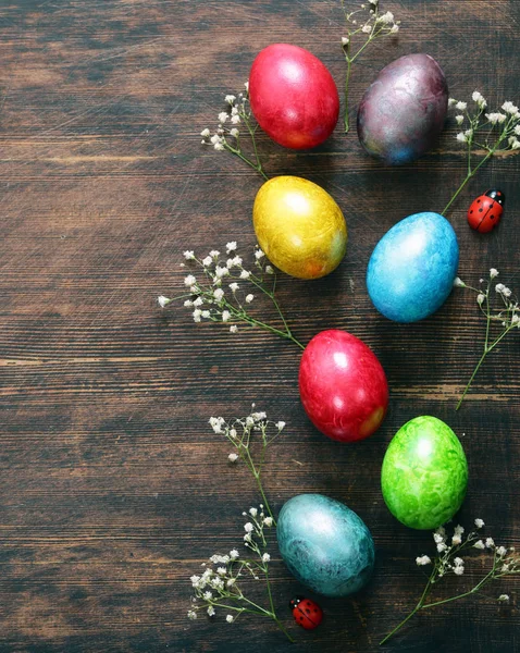 Buona Pasqua! Decorative uova colorate, simbolo di un evento primaverile — Foto Stock
