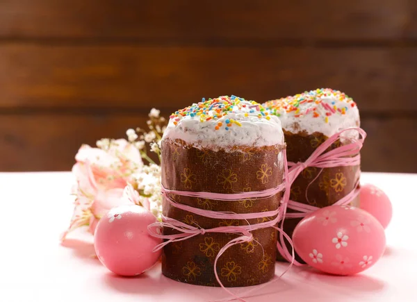 부활절 기호 식품-부활절 케이크와 페인트 계란 — 스톡 사진